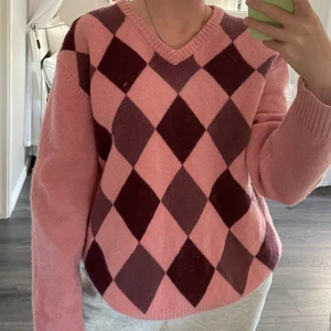 Argyletröja - (spegeln är lortig) Säljer denna superfina tröja jag köpte på plick, tyvärr är den lite för lång på mig, syns inte riktigt på bild hur lång den är. (personen jag köpte av ljög om storleken, är 155 cm ca), den är superfin och varm till vintern. Upplever själv inte att den kliar. Köparen betalar för frakten och katt finns i hem 💗 Den är XXL, men jag är strl S och den sitter bra överallt förutom längd <33