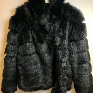 Fuskpäls - Jacka från Nelly, aldrig använd!