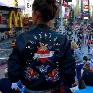 Zara bomber jacka punk &love  - NEDSATT!! Sååå efter traktad av alla och går knappt att få tag på.. 😍Denna sjukt  snygga bomber jacka från Zara.. punk &love jacka storlek S Säljer den i ett använt men jättefint skick.. små skavanker på undersidan se bild 3 men inget som syns på jackan.. Så i ett kanonskick  Bud startar på 250  kr 