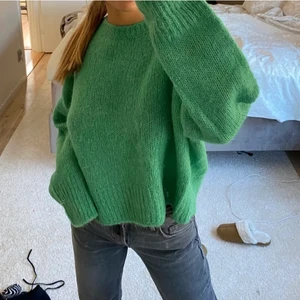 Stickad tröja - Superfin stickad tröja från hm! Första bilden är lånad då den ger färgen mest rättvisa, köpare står för frakt!