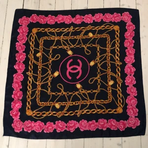 Vintage scarf - Vintage scarf/väggbonad i perfekt skick! ”Chanel” motov vilket är jävligt snyggt! Ungefär 90x90cm. Möts i Malmö och tar Swish, står ej för frakt eller postens slarv (: