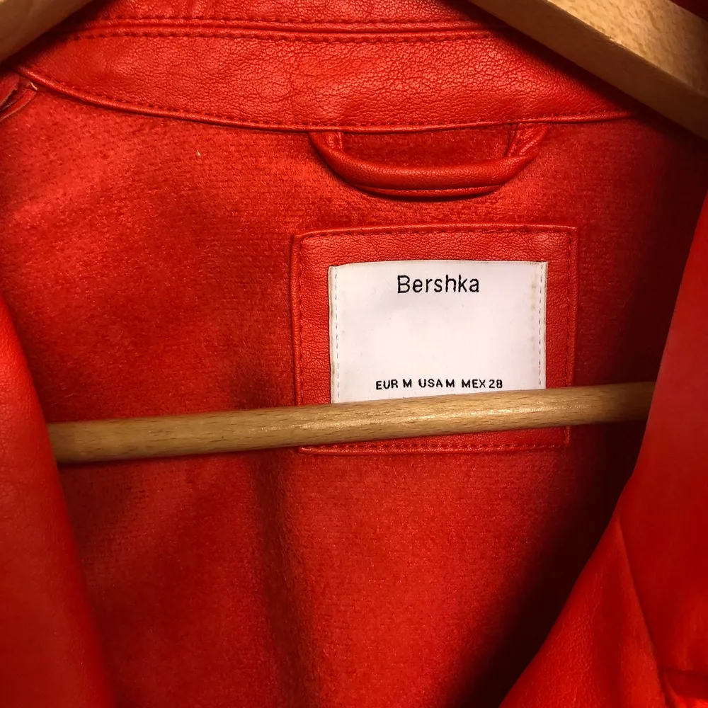 Snygg jacka i läderimitation . Röd cool - aldrig använd från Bershka .. Jackor.