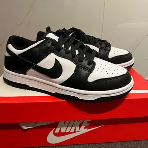 Nike Dunk Low strl 38 - Säljer helt nya och oanvända  Nike dunks i storlek 41-44. Frakt ingår.