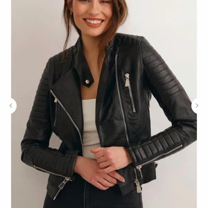 Skinnjacka  - Svart skinnjacka från chiquelle, är sprucken i sömnen på insidan, men inget som syns. Storlek 38.