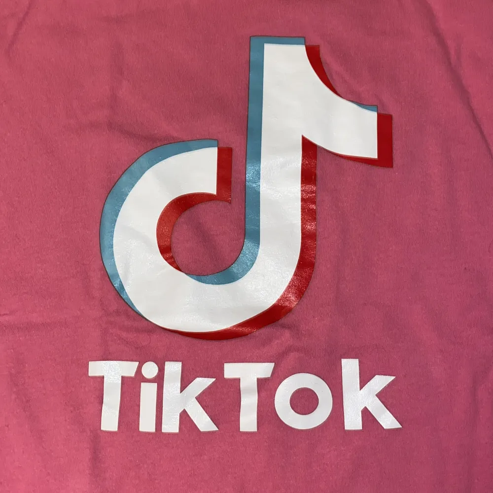 Säljer en TikTok rosa TikTok tröja! Har används ganska många gånger, Har lite korta ärmar, Kostar 60 kr och är ganska luftig.. T-shirts.