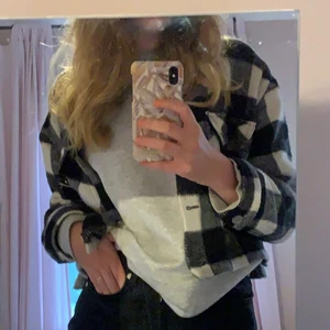 Rutig skjortjacka från Zara - Säljer nu min älskade höst/vår jacka från Zara. Den är croppad i modellen. Väldigt fint skick förutom att lappen inuti lossnar lite men den har en ”krokhängare” på ryggen så det inget som märks. Köpt i januari dethär året för 400kr, ❤️ frakt 79kr❤️