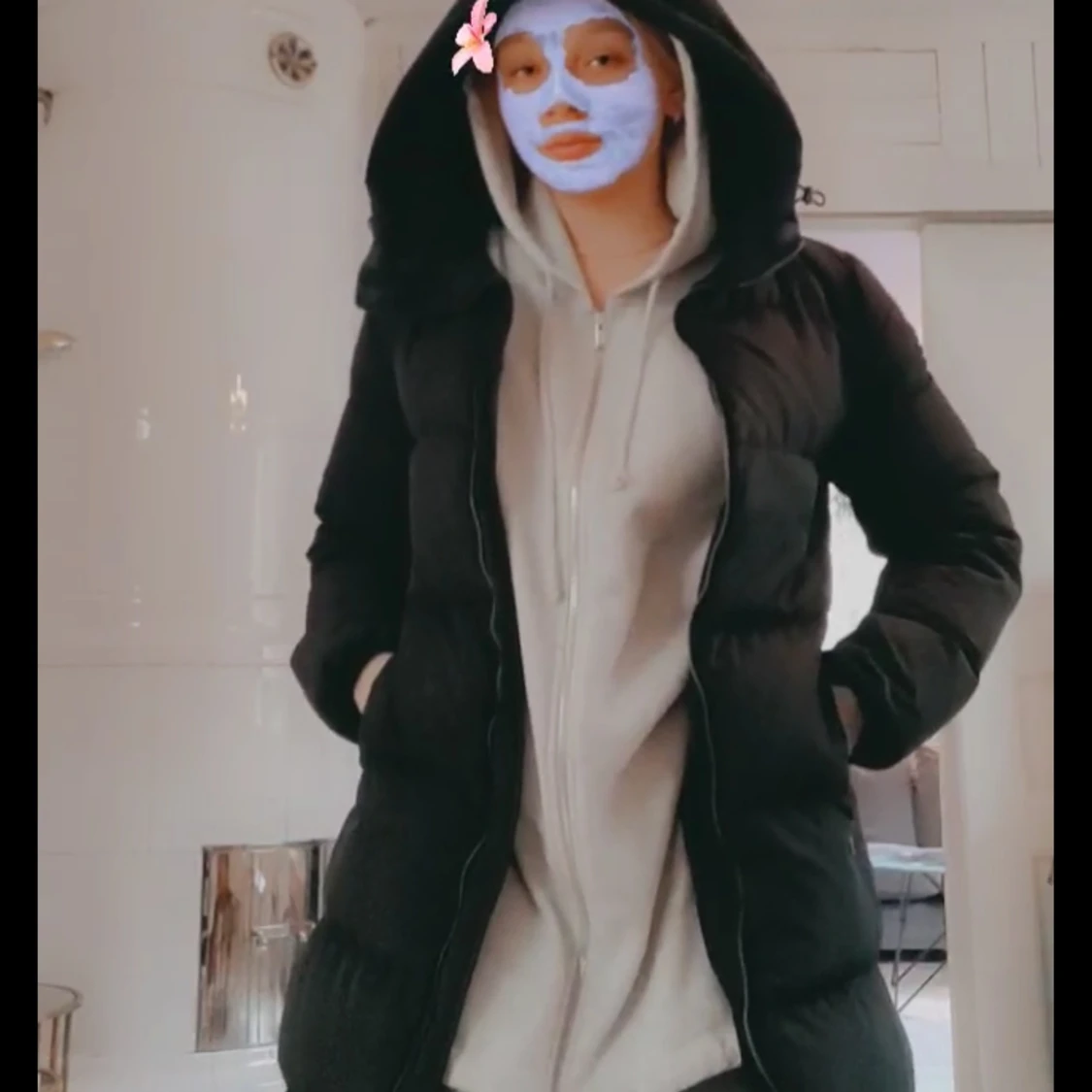 Lång pufferdunjacka.