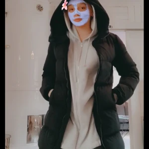 Lång pufferdunjacka. - Säljer min älskade vinterjacka som köptes på Lindex för 1000 kr, då jag köpt ny! Den är verkligen så varm och skön🥰