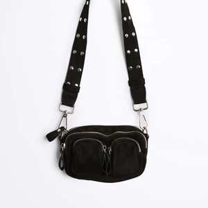 Ginatricot connie mini bag - Den är i väldigt fint skick, använt ungefär två gånger. Kedja medföljer☺️ original pris: 349kr, köparen står för frakten med PostNord Skicka lätt för 66:-. Den sammanlagda kostnaden för väska och frakt blir 216:-.