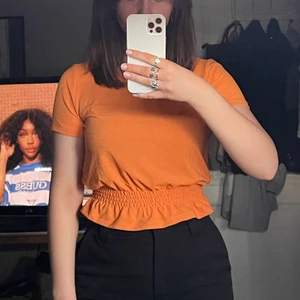 Topp - Orange topp som är markerande i midjan, från Gina tricot. Köparen står för pris+frakt! Meddela mig vid intresse😊