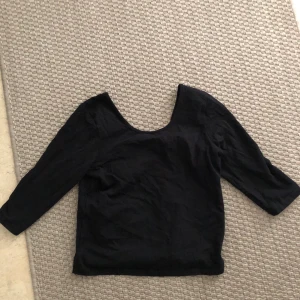 Top med urringning på ryggen  - Storlek s från Bikbok 