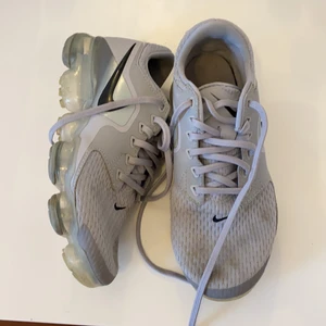 Nike Vapormax - Säljer nike vapormax. Vet ej modell har ingen låda eller kvitto kvar men de va köpte på JD för 3 år sen. Säljer billigt då jag rensar garderoben. 