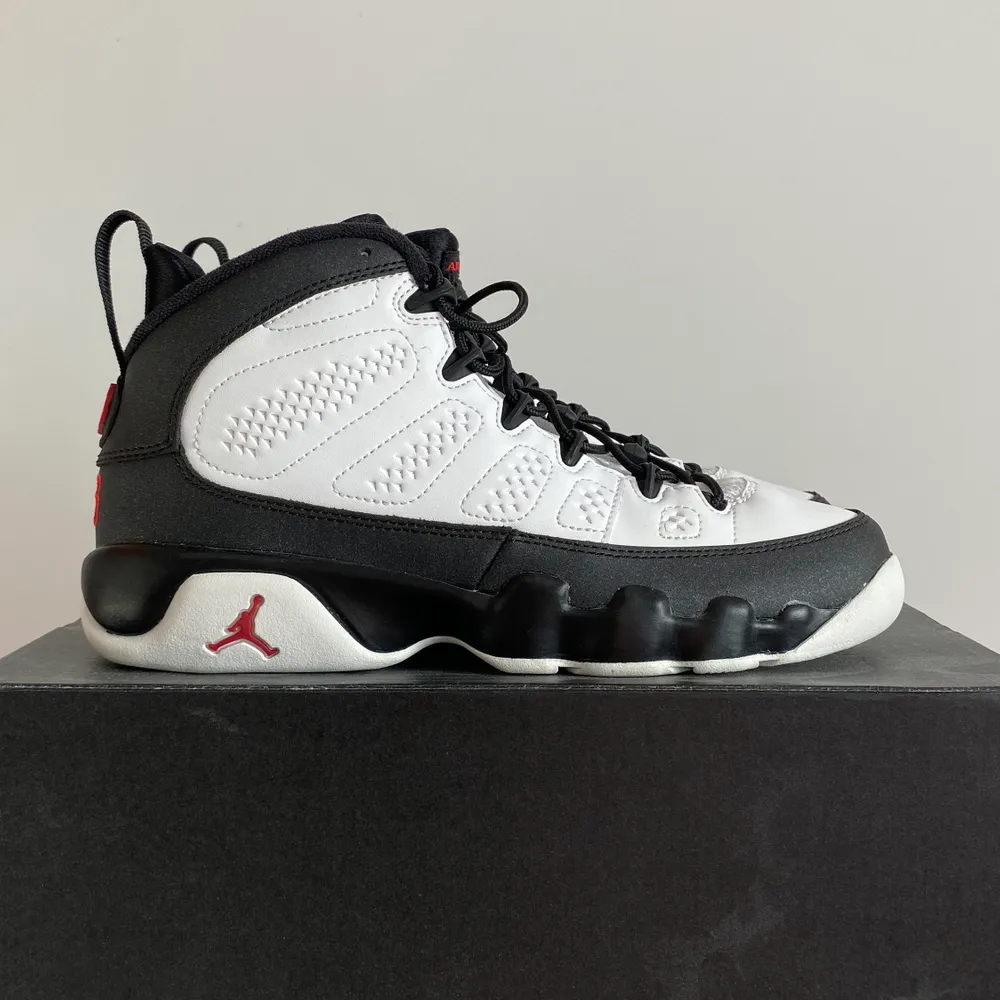 Jordan 9 Retro OG 2016 (GS). Brand new. US 6.5Y. 2900kr. Meet-up in Stockholm available. No trade/exchange.. Skor.