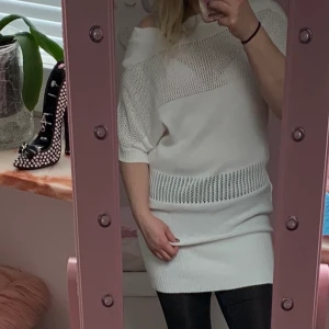 Stickad tröja/klänning  - Lång stickad tröja/klänning från Gina tricot, storlek M.