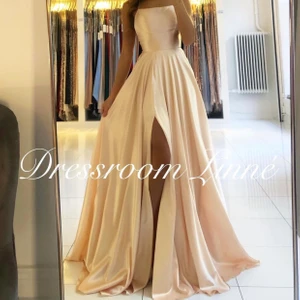 Balklänning - (OBS. Bilder från deras hemsida) Helt oanvänd Champangefärgad Balklänning från Dressroom Linné! Nypris 3990 SEK.