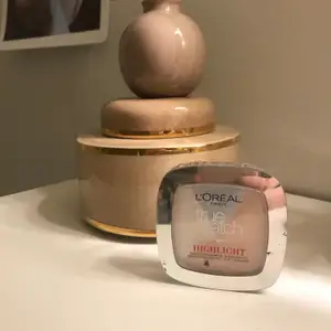 Higlighter endast testad ifrån loreal Paris, 40kr🥰