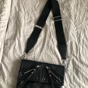 Väska  - Svart väska med brett band från Don Donna