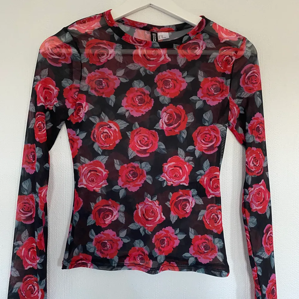 En lätt genomskinlig långärmad tröja med rosor på. Säljer då den inte används . Toppar.