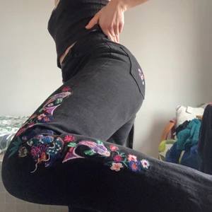 Monkijeans  - Coola monkijeans med Japan inspirerat broderi på sidorna. Byxorna är i storlek 26. Modellen heter ”Kimono dragons”. Byxorna är i bra begagnat skick✨🧚‍♀️✨ frakten delar vi på 💖💖 går alltid att pruta 