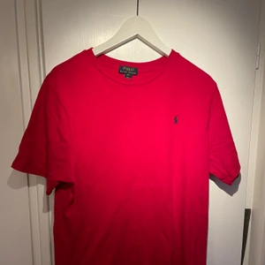 Polo R&L t-shirt - Ralph lauren t-shirt röd. bra skick strl XL men sitter som M