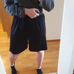 Oanvända basketshorts