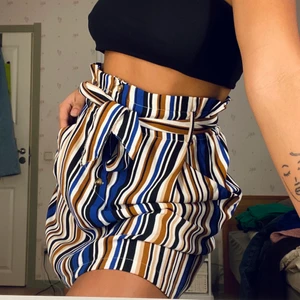 Randig kjol  - Jätte fin kjol från Gina, tror jag. Väldigt skönt material 