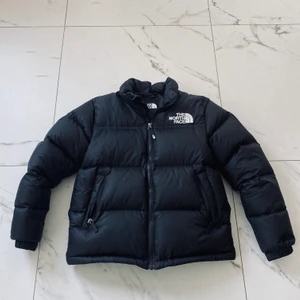 North face jacka - Fin north face svart dunjacka. Säljes pga att den är lite liten för min dotter ( hon är 163cm)Den är i barnstorlek L som motsvarar i denna jacka ungefär 152/158 eller xxs/xs