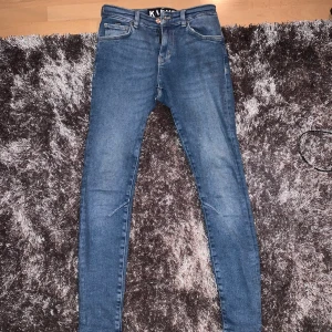 Karve jeans strl 28 - Väldigt bra skick, endast använda ett fåtal gånger. Skinny fit så passar bra för smala ben. Nypris 899kr