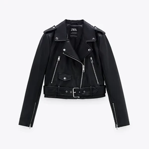 Zaras - Jag säljer nu min zara jacka som är i skinn. Jag har helt tröttnat på den då jag fick den i födelsedagspresent i september. Den är som ny, jag har använd den några gånger men den är som helt ny skick, storleken är i S men den är ganska stor. Dm för fler bilder Säljer den för 450kr Då den är helt slutsåld💞