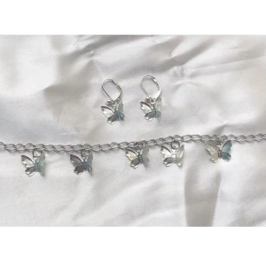 Fjärilshalsband och örhängen  - Silvrigt fjärilshalsband och fjärilsörhängen 🤍  - halsband: 79 kr - örhängen: 49 kr   Frakt på 15 kr tillkommer 🤍  Kontakta mig vid frågor eller köp! 🥰 