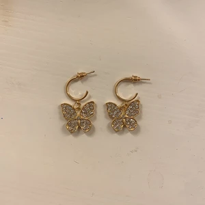 Örhängen  - Säljer dessa örhängen då dom aldrig kommer till användning 💕💕köparen står för frakt