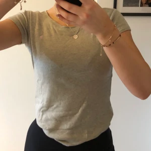 Tshirt - Säljer en äkta polo tröja som är köpt på Polo Ralph Lauren, är en barnstorlek men sitter som en xs. Säljer för den ej kommer till användning längre, tröjan är något nopprig annars fint skick💕
