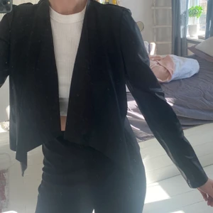 Kort skinnblazer! - Kort kavaj/blazer i skinn, ”mockaeffekt” på insidan💕