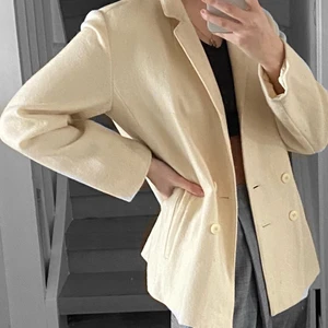 Kappa/kavaj - Benvit jacka/kappa. Knappt använd, i fint skick! 