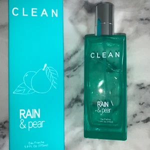 Clean Parfym, 175ml - Jag säljer en helt ny clean parfym, 175 ml. Parfymen har en ljuvlig doft och funkar perfekt till våren & sommaren. Jag säljer den pågrund av att jag har andra parfymer och någon annan kan ta användning av den. Ord. 300kr - Mitt pris. 100kr