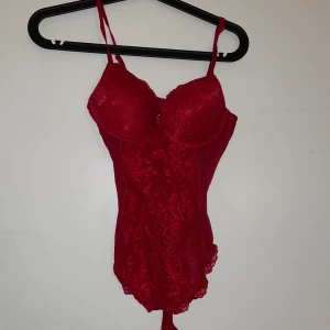 Body - Storlek S, kommer inte till användning tyvärr så därför jag säljer den! Använd Max 2 gånger.