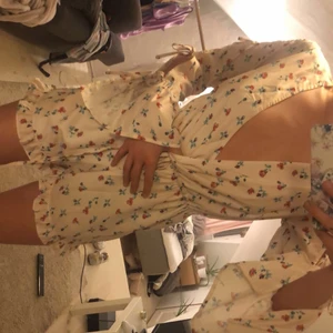 Picknick playsuit  - Knappt använd, super söt playsuit från pretty little thing:) kan mötas upp eller frakta mot kostnad