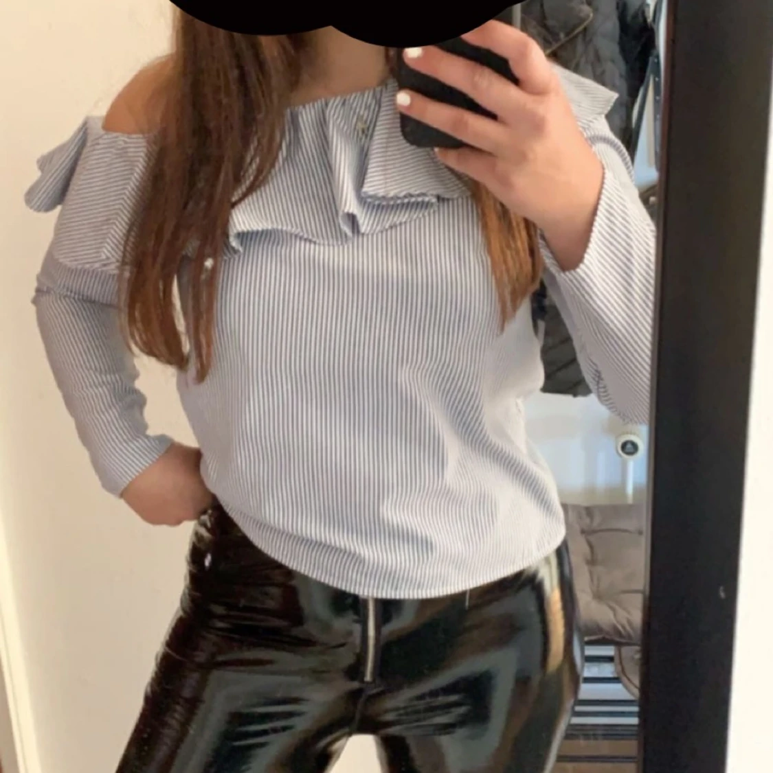 Säljer en fin volang tröja med ”short tyg”💕