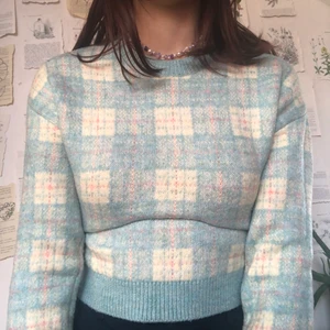 Stickad tröja - Mjukaste stickade tröjan köpt second hand men har inga defekter. Köpare står för frakt. Dm vid intresse. Visas på en s men passar även större och mindre beroende på önskad passform 