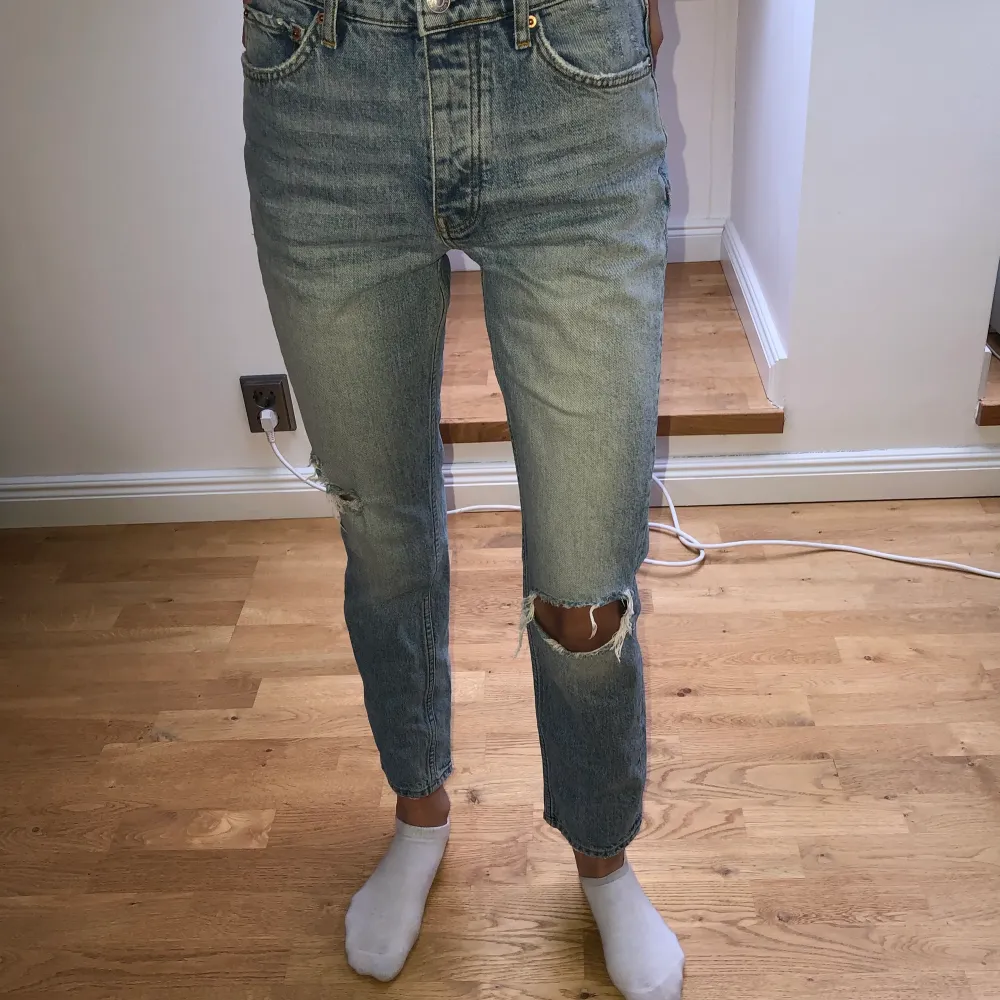 Ett par fina ljusblå Jeans (mom jeans) med storlek 36. Från Gina tricot och är sparsamt använda. Pris: 125kr+frakt.. Jeans & Byxor.