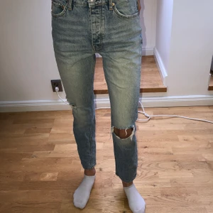 Ljusblå jeans med slitning!  - Ett par fina ljusblå Jeans (mom jeans) med storlek 36. Från Gina tricot och är sparsamt använda. Pris: 125kr+frakt.