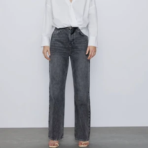 Jeans från Zara - Gråa populära jeans ifrån Zara, strl 38 men sitter som en 36. Jag är 167 cm