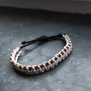 Egen tillverkat armband - Här har vi ett armband jag själv har gjort. Den sitter bra på handleden och är justerbart. Den är 22 cm som mest och 15 cm som minst. Min handled som agerar modell är 15 cm. Priset är inklusive frakt 🥰