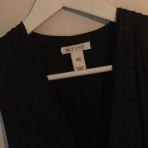 Klänning NLY ONE - Snygg tajt klänning med djup urringning. Är stretch så passar även en small som x-small. Endast använd en gång på nyår. Köpt från Nelly.