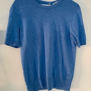 Zara t-shirt  - Jättemjuk och skön tröja från Zara. Med någon tvätt har det tillkommit dom här ”sprickorna” men jag tycker bara det är snyggt!😍 Säljer pga inte min stil längre. Köparen står för frakten:)