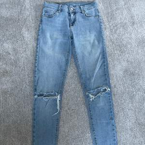 Ett par snygga ljusblåa jeans med hål och slitningar! (Köparen betalar frakten) 💓💗💞💕