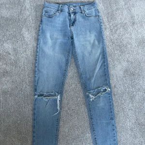 Håliga ljusblåa jeans  - Ett par snygga ljusblåa jeans med hål och slitningar! (Köparen betalar frakten) 💓💗💞💕