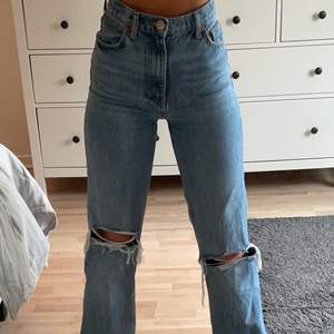 Säljer mina älskade slutsålda zara jeans i storlek 32 då jag har alldeles flr mycket jeans jag aldrig får använding för. BUD på 350kr+frakt