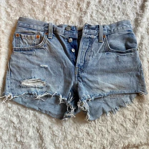  - Snygga jeansshorts från Levis, köpta på deras butik i Göteborg. Använda ytterst lite men har en liten slitning på ena bakfickan (se sista bilden). Annars är dom i jättebra skick! Kan tyvärr inte se storleken i dom men skulle säga att dom motsvarar XS. 🌸