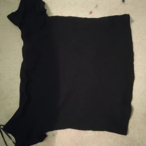 Topp M - En svart topp från h&m som jag har haft i ett år har inte använt så den är helt ny inga hål eller fläckar osv,jag tror jag köpte den för 100 är inte helt säker,den är i storlek M fast den är mer som S XS